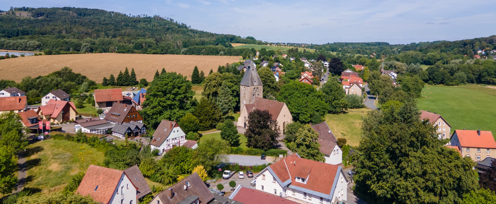Heiligenkirchen, Blick von Südosten auf die Kirche, 2021, Foto: Gerhard Milting