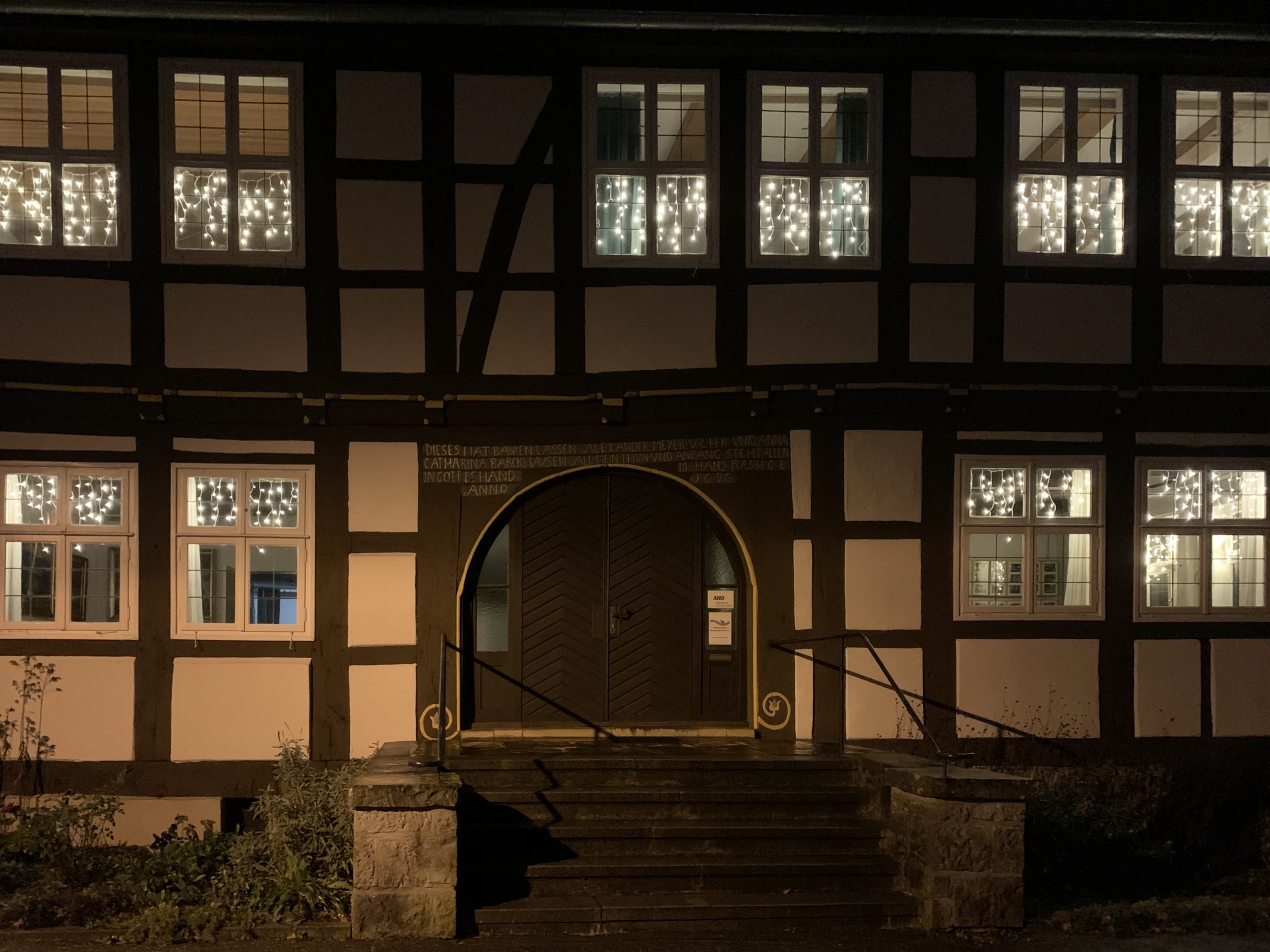 Adventsbeleuchtung der Fenster des CulturCafés