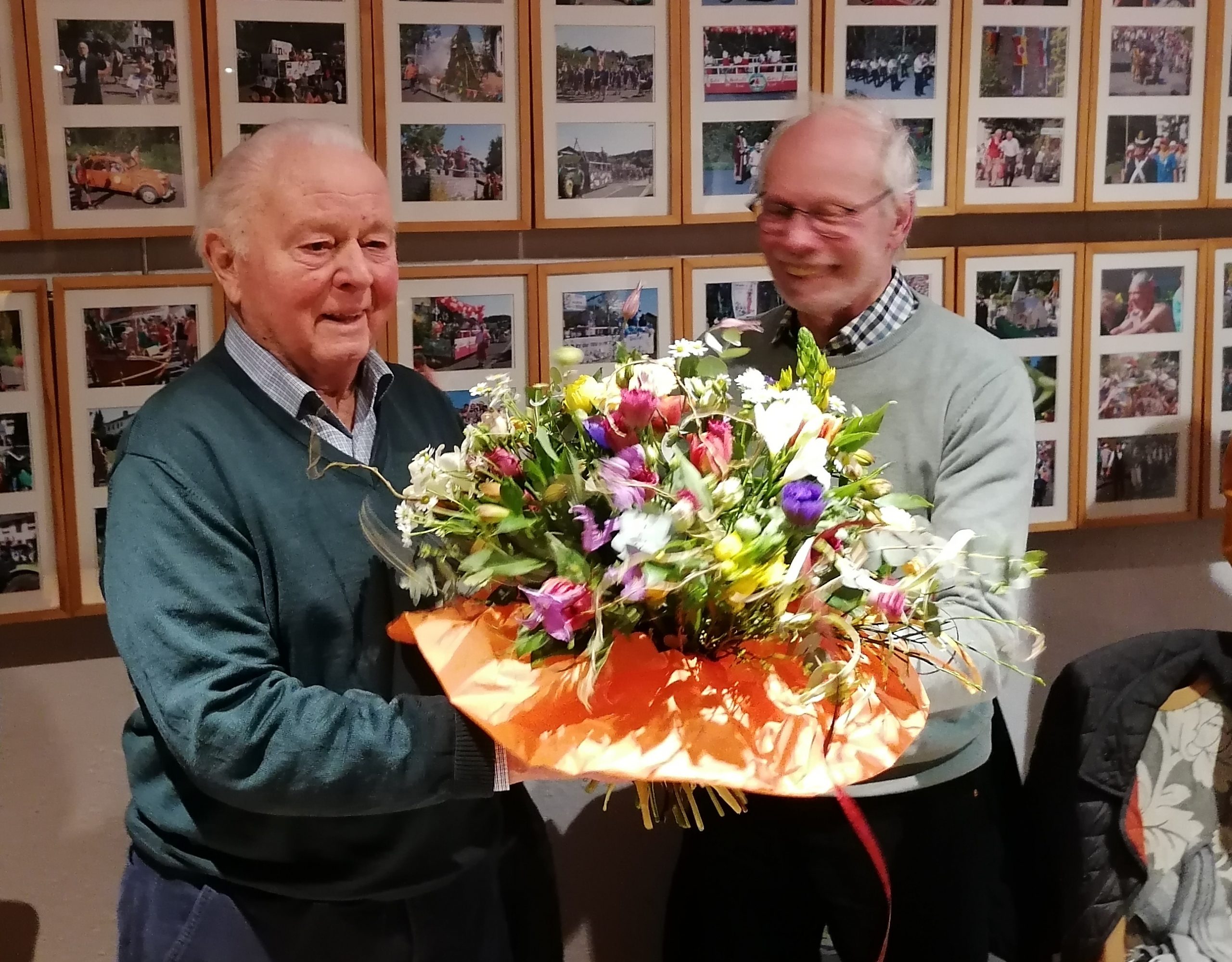 Der neue Vorsitzende Dr. Bernd Gröger (rechts) dankt dem scheidenden Vorsitzenden Gerd Engstfeld im Namen des Vorstands mit einem Blumenstrauß (Foto: Werner Zahn)