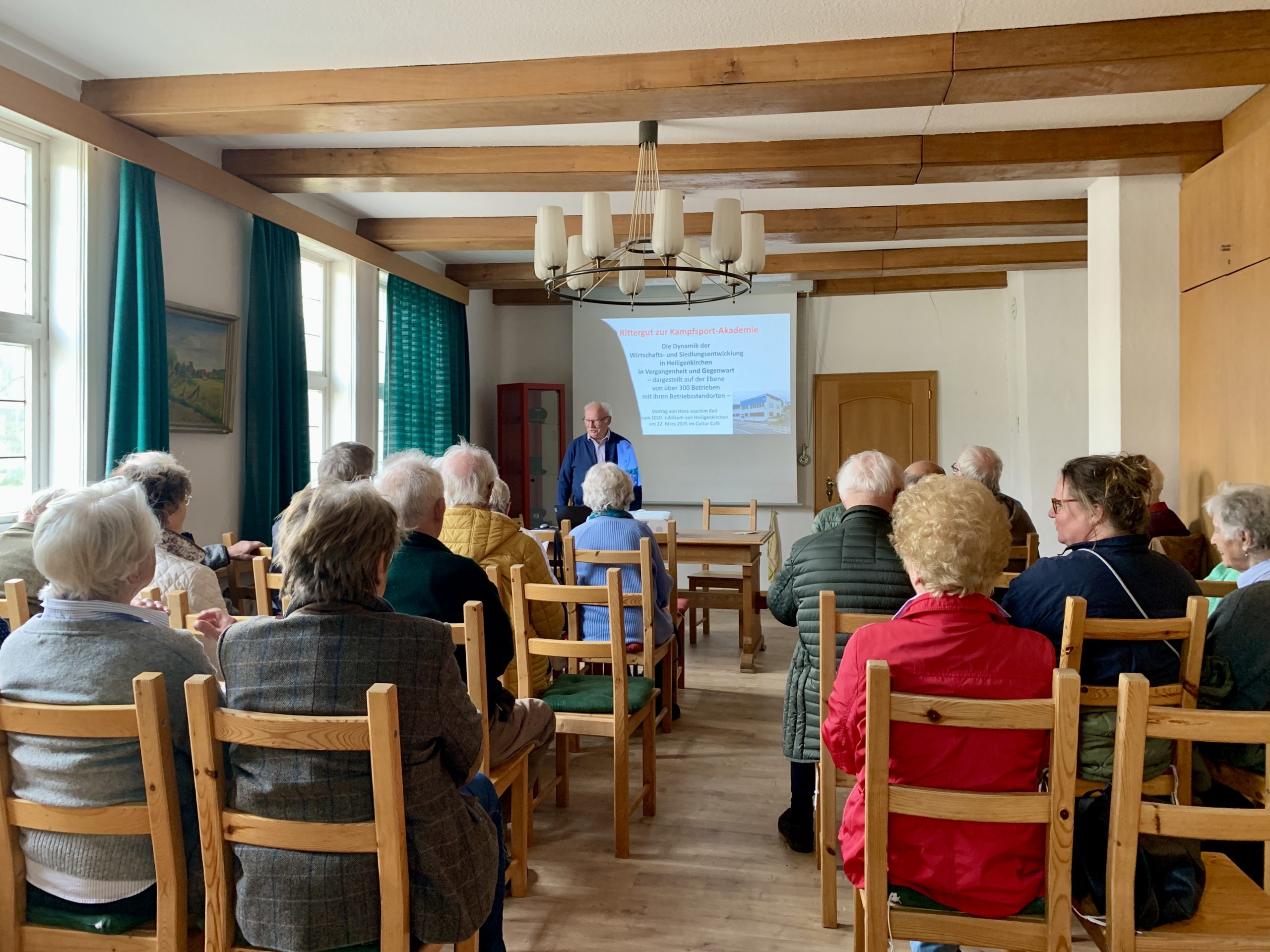 Rund 35 Besucher*innen im Vortragssaal des Heimatvereins
