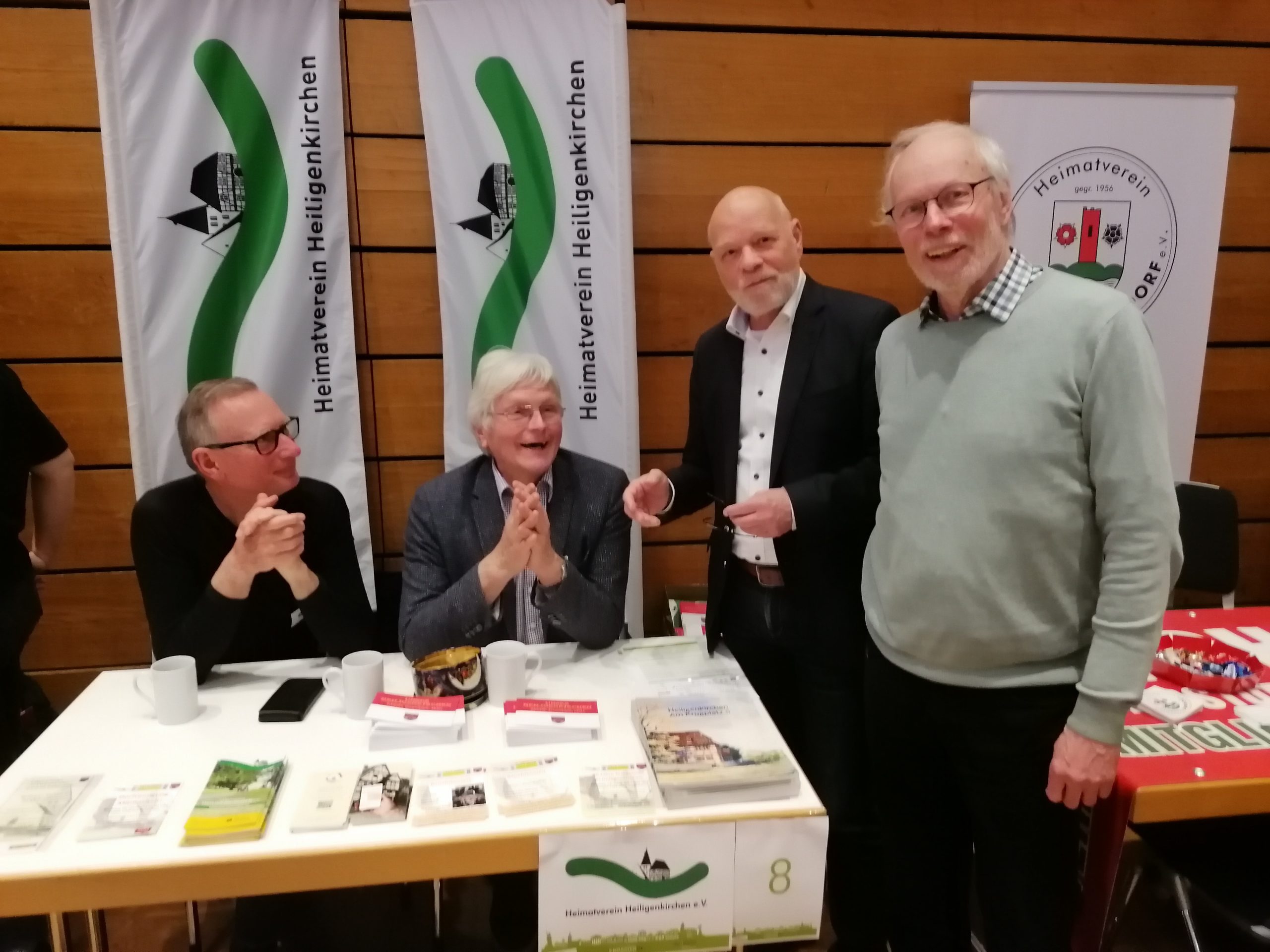 Joachim Kleinmanns und Bernhard Meier zu Biesen, Ortsbürgermeister Rainer Friedrich und Bernd Groeger am Stadt des HV