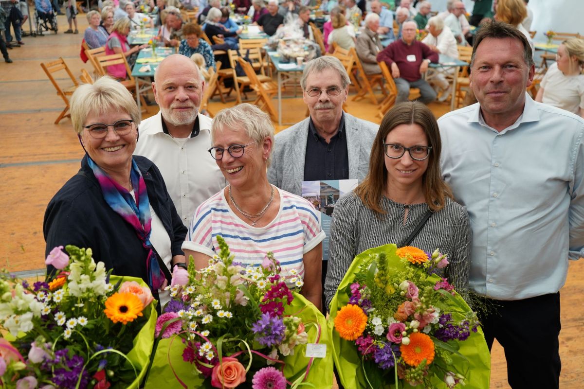 Ehrung Martina Pilzer, Ortsbürgermeister Rainer Friedrich, Sigrid Dröge, Günter Zahn, Nadine Lungershausen und Bürgermeister Frank Hilker, es fehlt Gerd Engstfeld