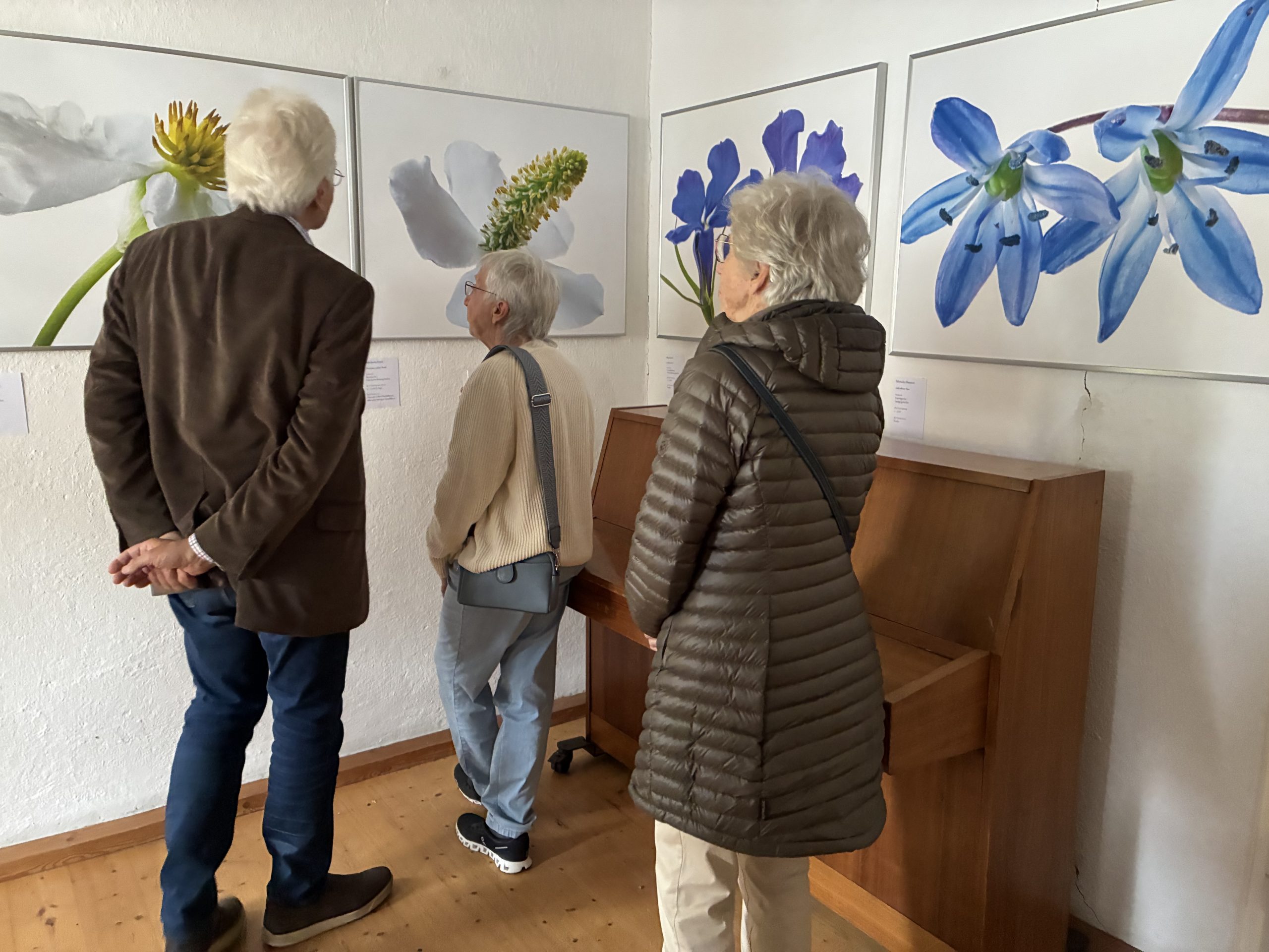 Besucher*innen in der Ausstellung