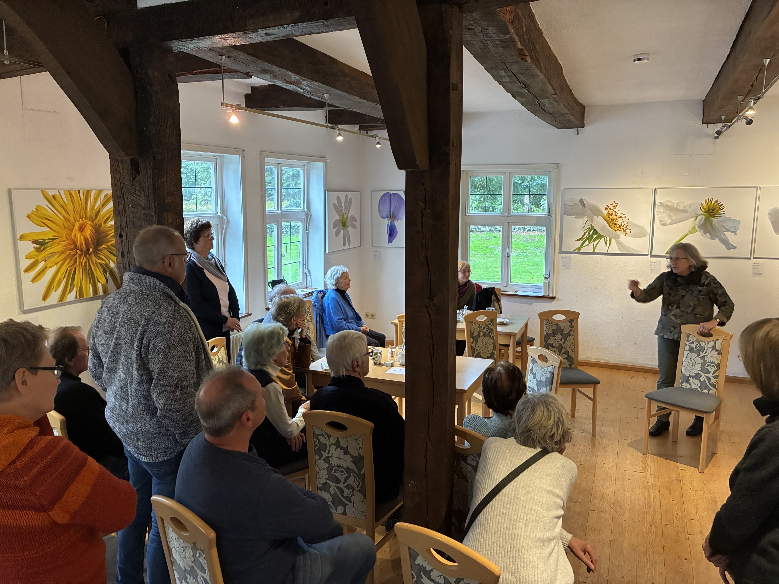 Sabine Schierholz vor aufmerksamem Publikum