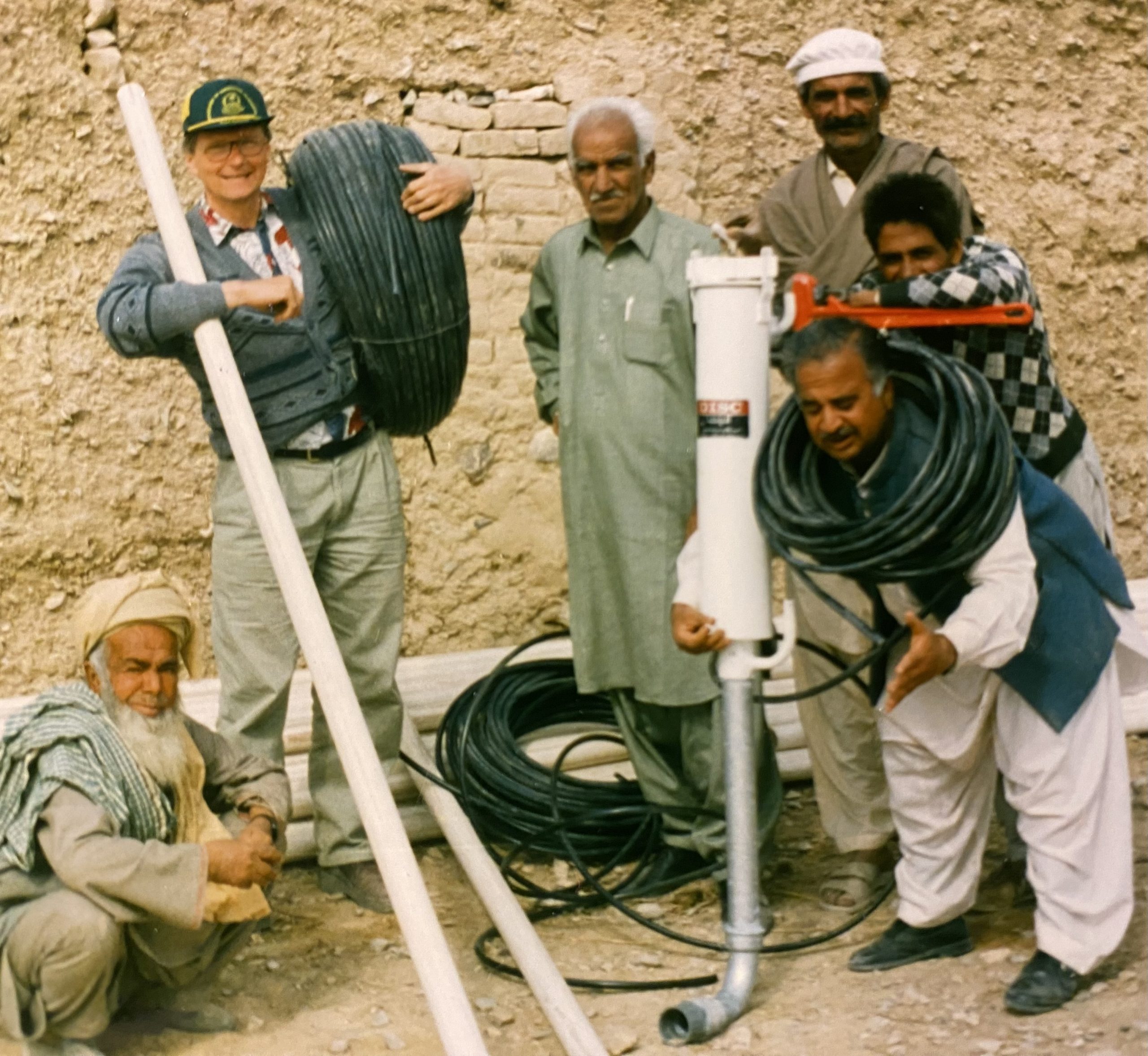 Tröpfchenbewässerung und Arbeitsteam in Pakistan