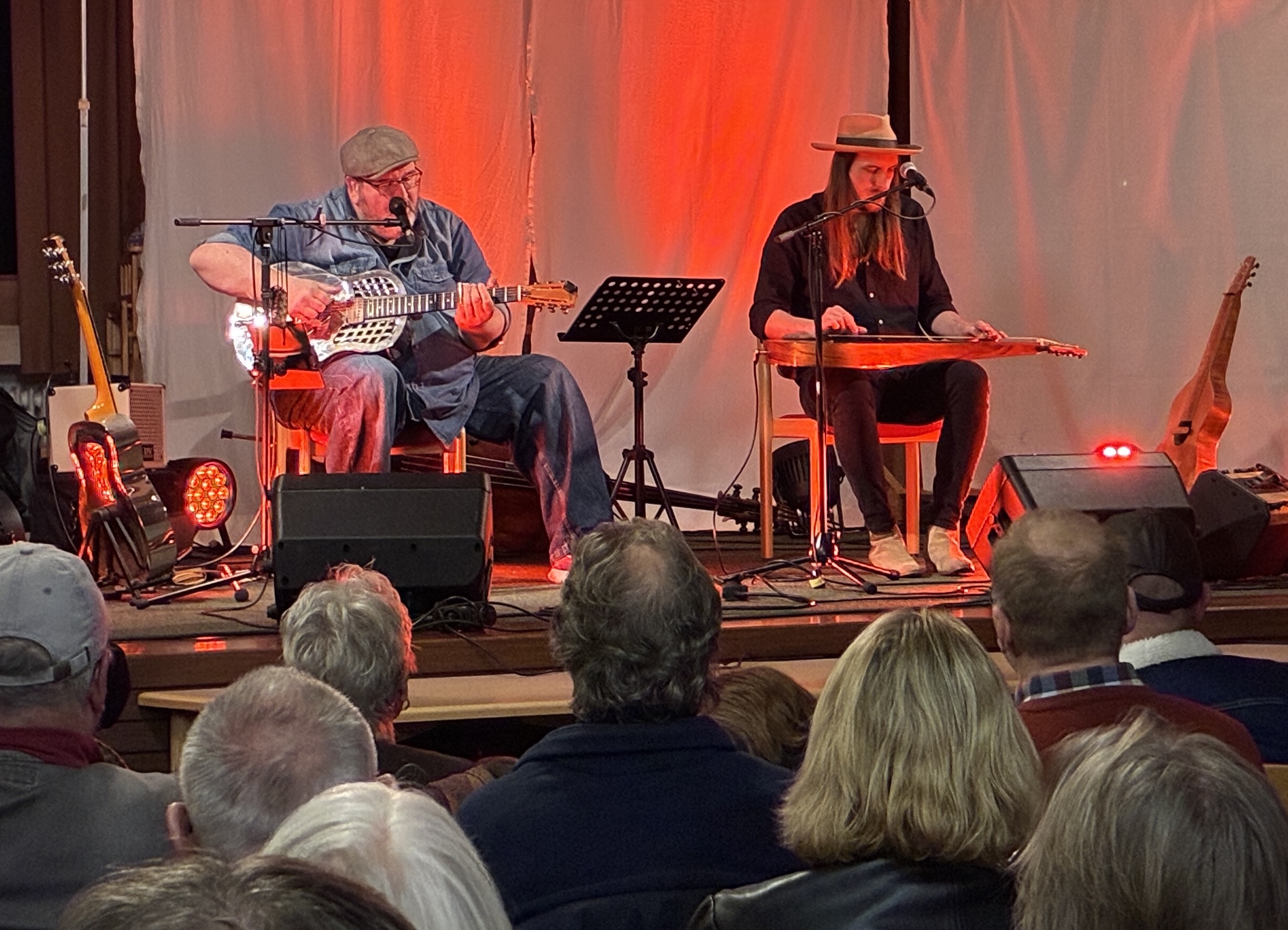 Michael van Merwyk & Bad Temper Joe auf der Bühne des Gemeindehauses