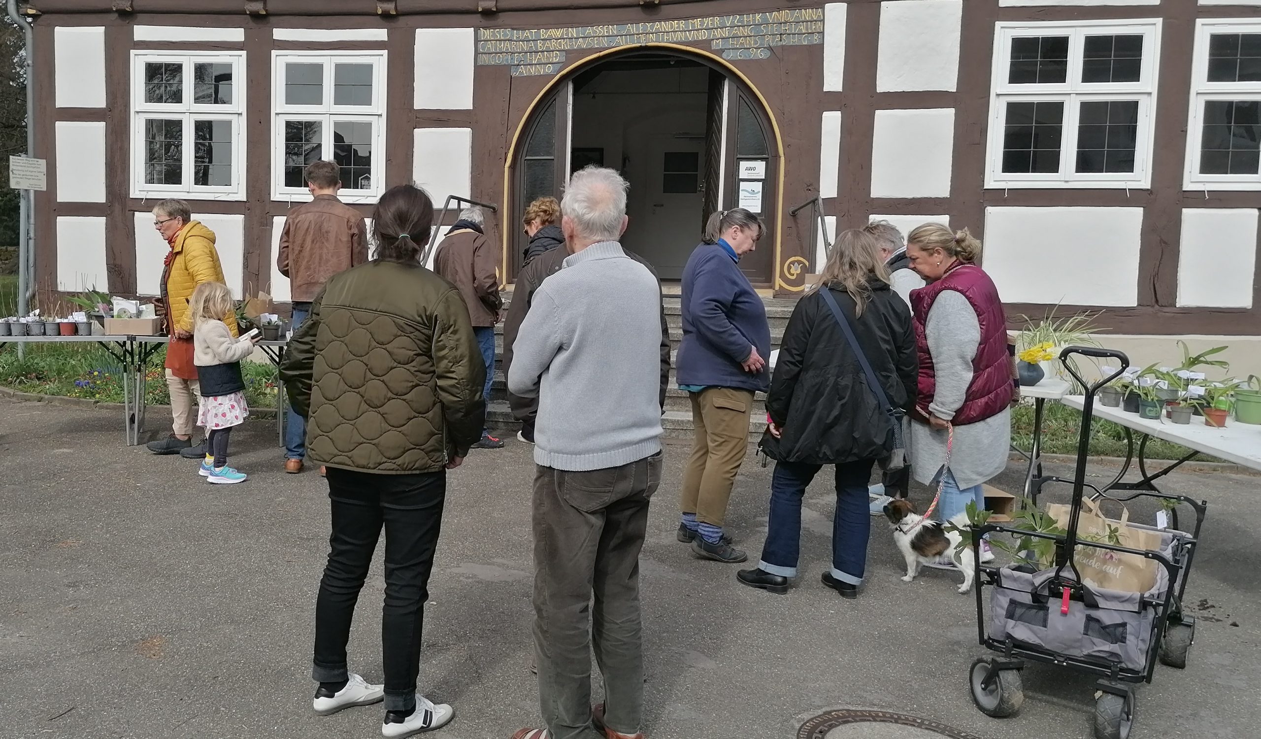 Besucher*innen der Pflanzentauschbörse vor dem CulturCafé