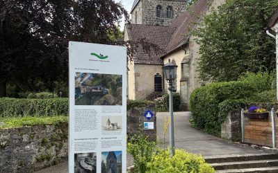 Neues Infoschild zur Kirche
