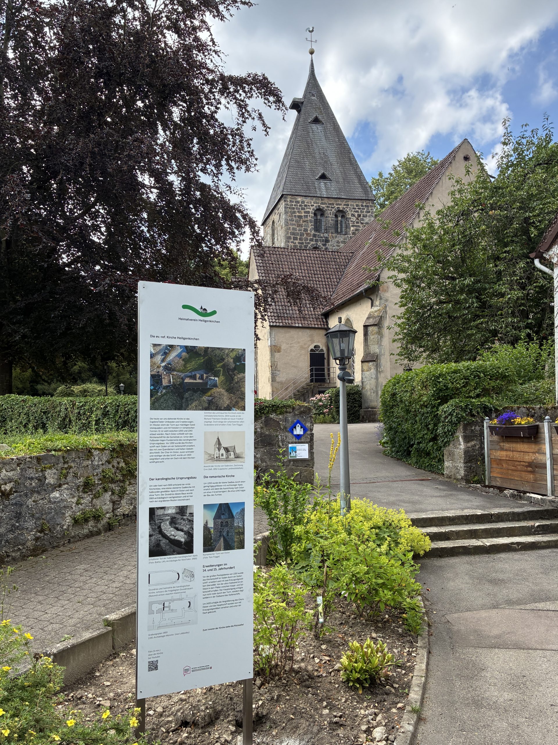 Infoschild vor der Kirche