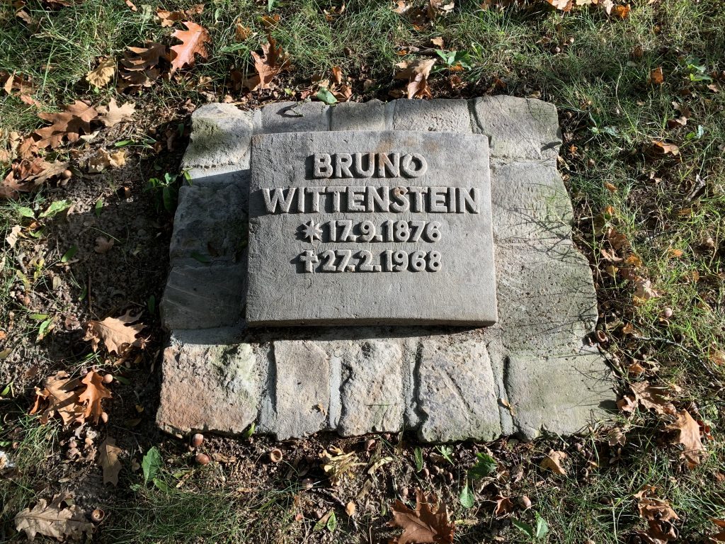 Grabstein Bruno Wittenstein im Dorfpark Heiligenkirchen