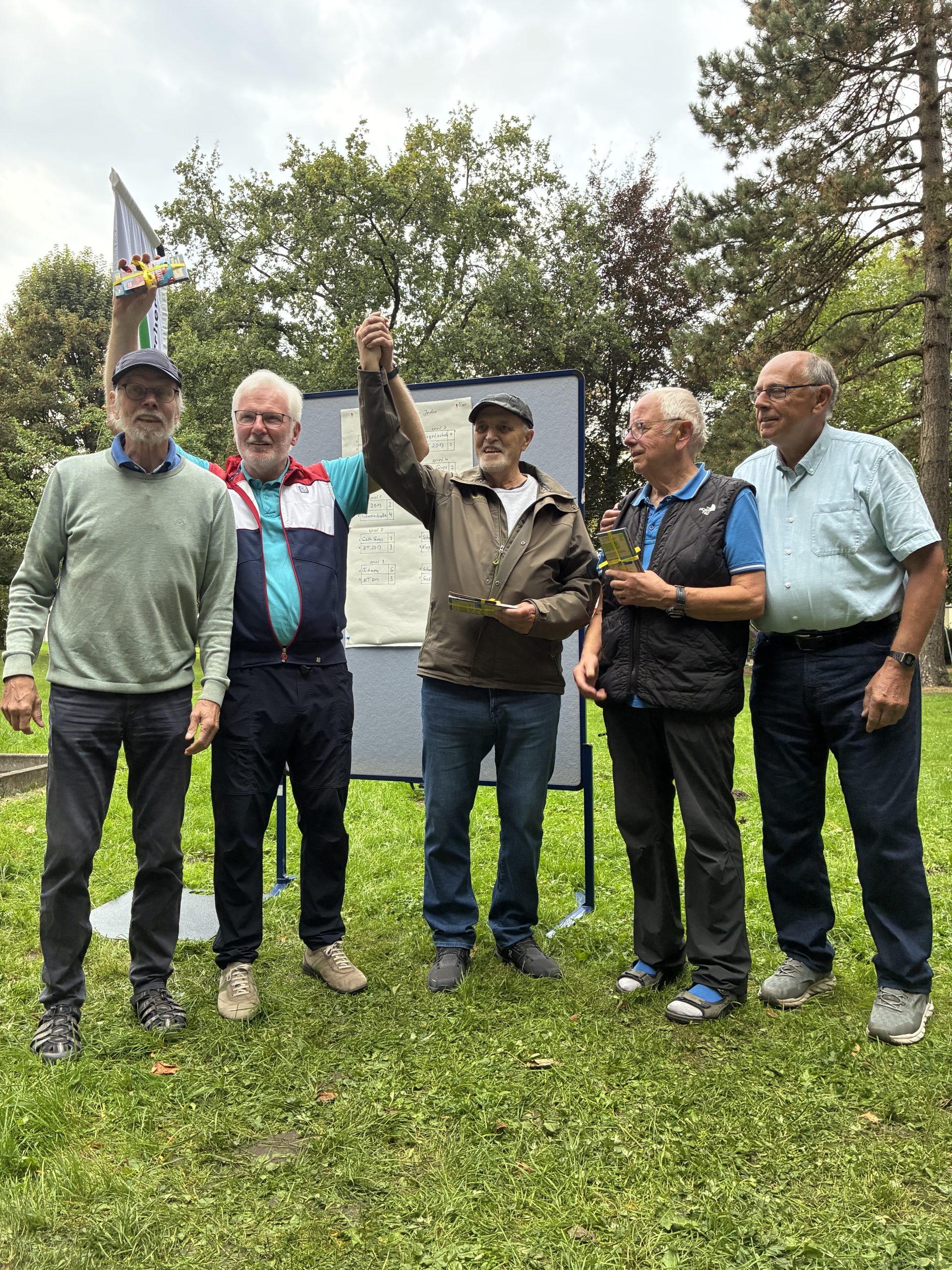 Die Mannschaft "Old men" waren Sieger beim Bouleturnier, hier eingerahmt von Heimatvereins-Vorsitzendem Bernd groeger und Organisator Norbert Werger