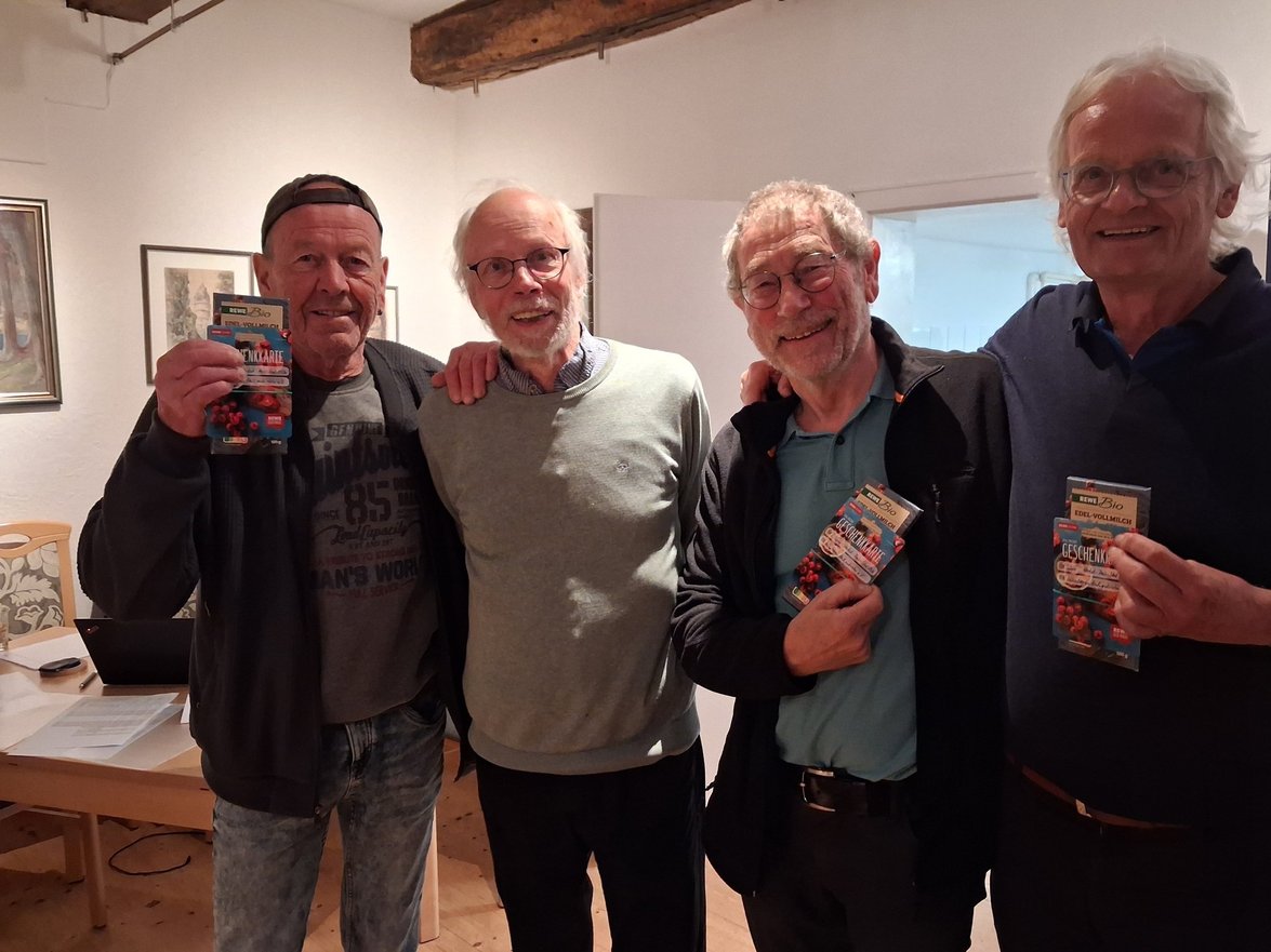 Bernd Groeger mit den 3 Gewinnern (Foto: Werner Zahn)